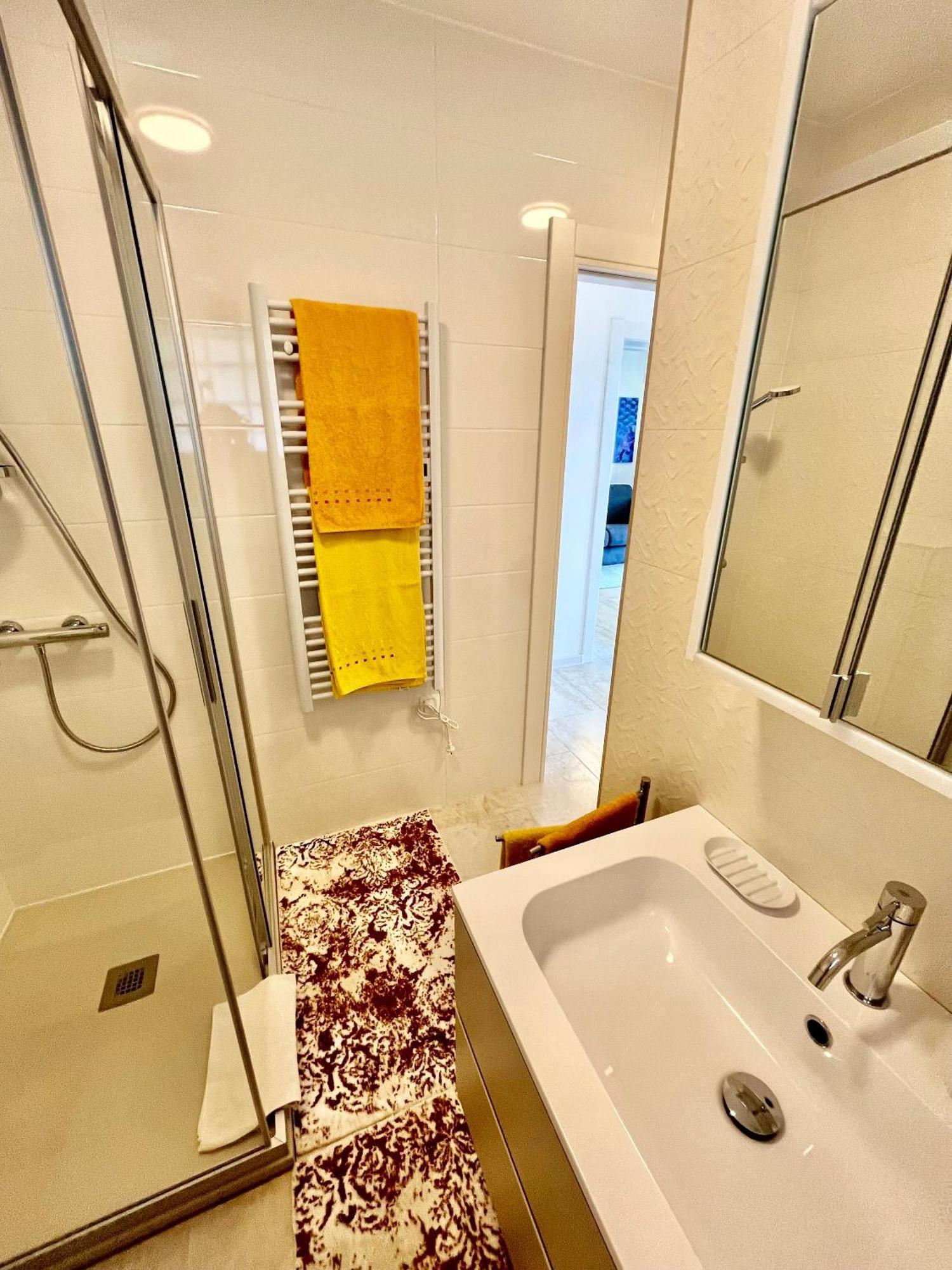 Apartments By The Sea Medveja, Opatija - 7720 Lovran Rum bild